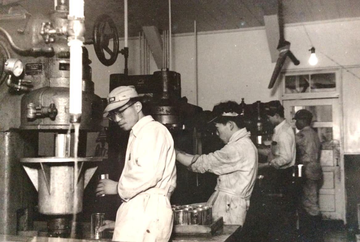 三川工場での缶詰製造風景